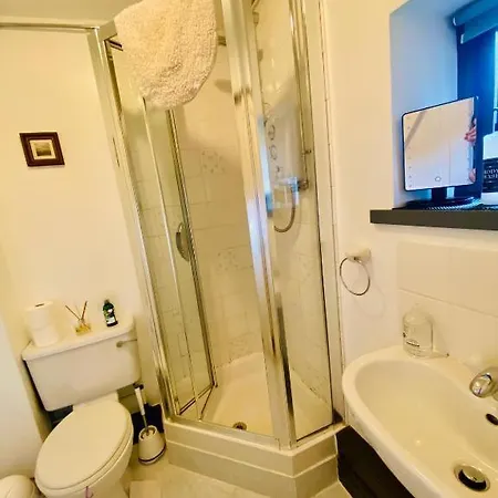 לינה וארוחת בוקר School House *